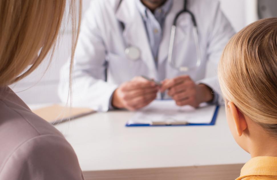 Fillette en consultation chez un généraliste