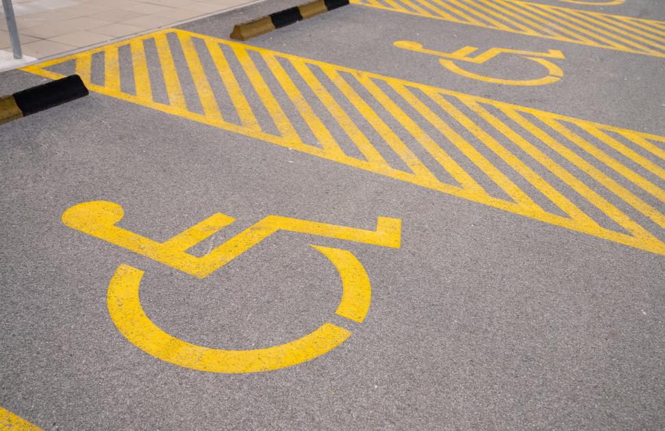 La mairie déplace le marché et supprime les places pour handicapés : une maison de santé dénonce "une atteinte à l’accès aux soins"