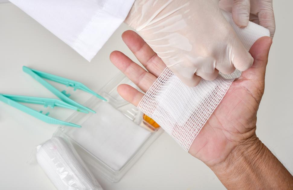 En Nouvelle-Aquitaine, l'équipe de soins spécialisés Plaietile forme les soignants sur les plaies et la cicatrisation