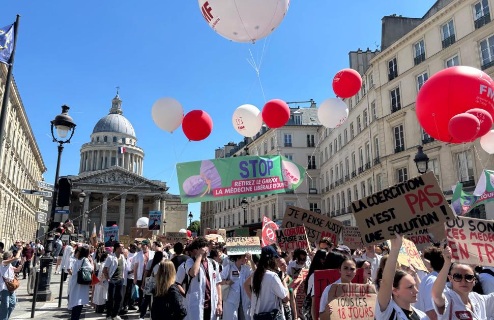 "Médecine, c’était mon rêve. Vous en avez fait un cauchemar !" : à Paris, des milliers d'étudiants et de médecins s'opposent à la régulation à l'installation