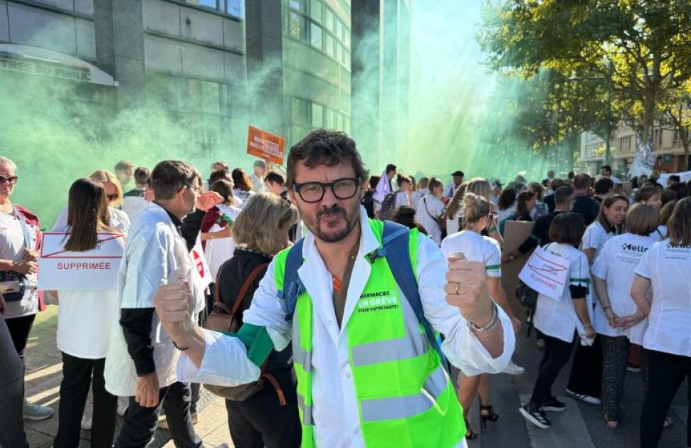 "On n’avalera pas la pilule" : 18.000 pharmaciens et près de 70.000 kinés dans la rue pour défendre leur survie