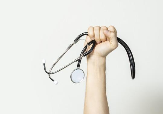 "L’accès direct et la primo-prescription, ça revient à dire ‘je suis médecin’", estime "Médecins pour demain"