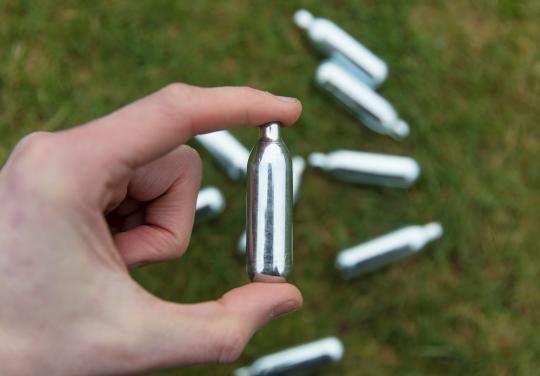 Protoxyde d’azote : 4% des jeunes affirment en consommer tous les jours