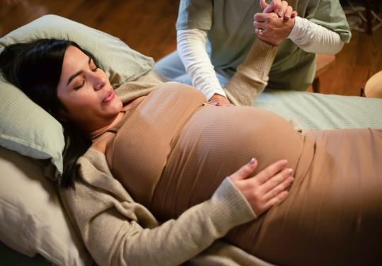 À Givors, le binôme sage-femme-auxiliaire de puériculture accompagne les naissances