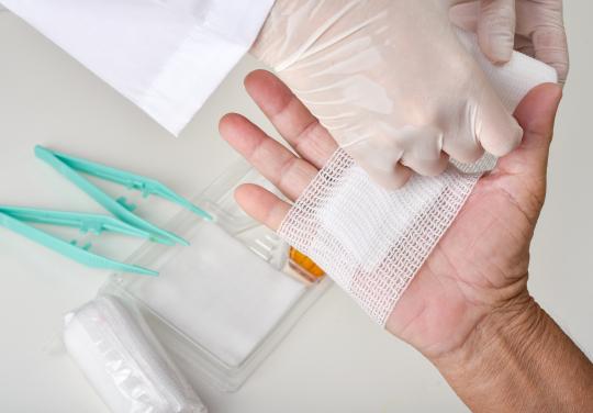 En Nouvelle-Aquitaine, l'équipe de soins spécialisés Plaietile forme les soignants sur les plaies et la cicatrisation