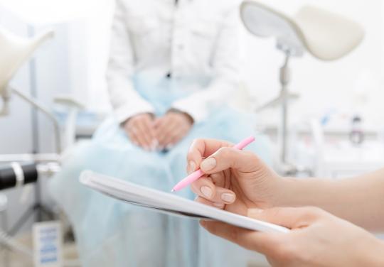 En 2024, les sages-femmes ont réalisé la moitié des interruptions volontaires de grossesse en ville