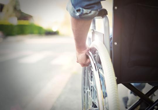 Avec sa nouvelle campagne, l’association ARSLA fait "un doigt d'honneur” à la maladie de Charcot"