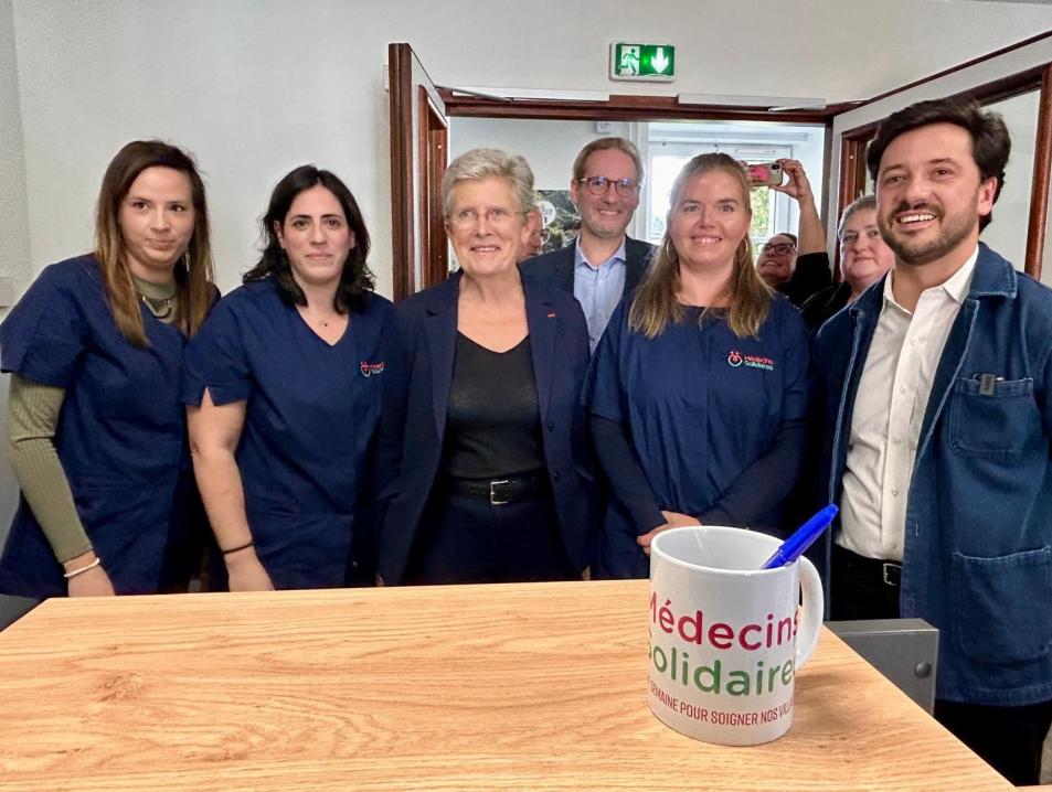 En visite au centre de santé Médecins solidaires, Geneviève Darrieussecq a promis d'aider le modèle à "essaimer"