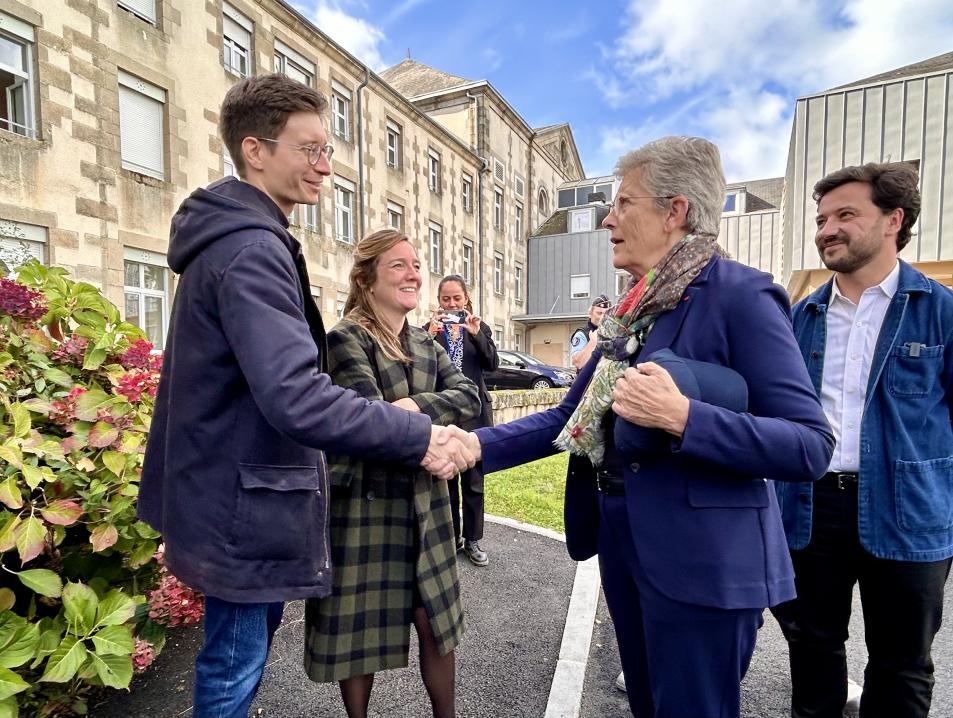 En visite au centre de santé Médecins solidaires, Geneviève Darrieussecq a promis d'aider le modèle à "essaimer"