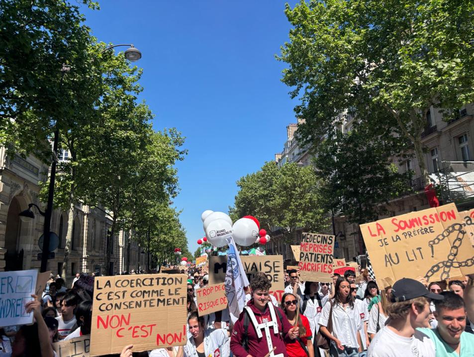 "Médecine, c’était mon rêve. Vous en avez fait un cauchemar !" : à Paris, des milliers d'étudiants et de médecins s'opposent à la régulation à l'installation