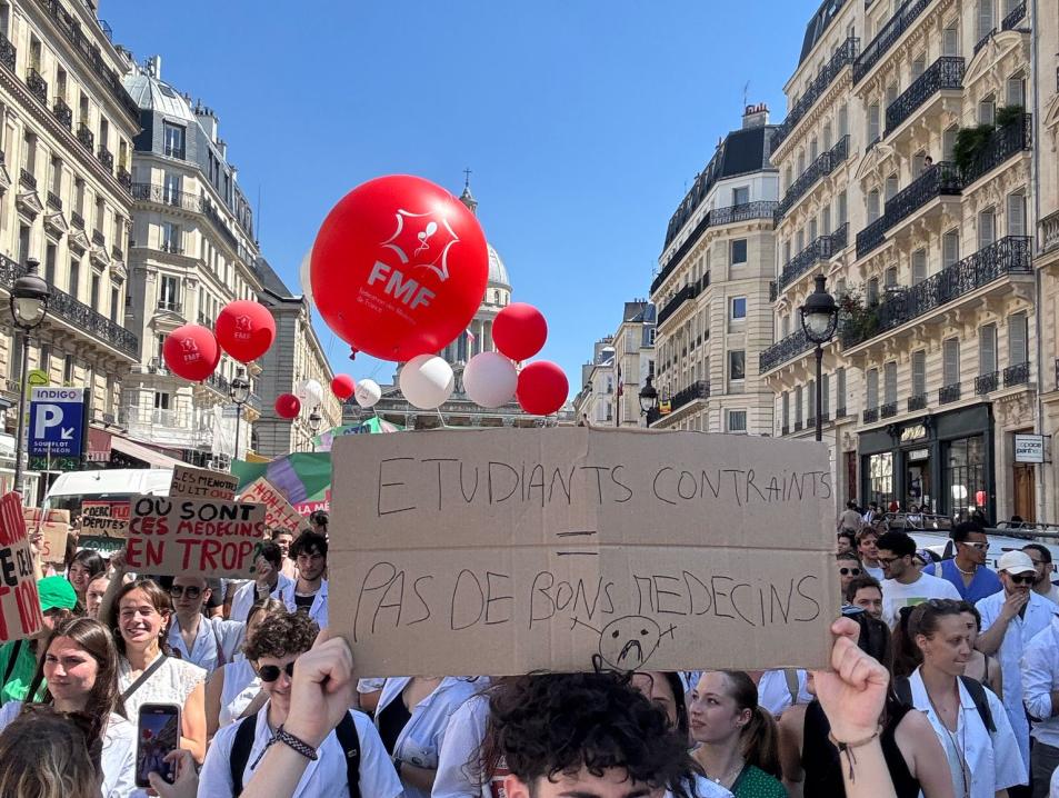 "Médecine, c’était mon rêve. Vous en avez fait un cauchemar !" : à Paris, des milliers d'étudiants et de médecins s'opposent à la régulation à l'installation