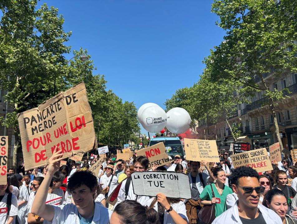 "Médecine, c’était mon rêve. Vous en avez fait un cauchemar !" : à Paris, des milliers d'étudiants et de médecins s'opposent à la régulation à l'installation