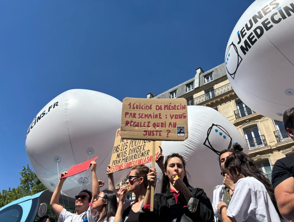 "Médecine, c’était mon rêve. Vous en avez fait un cauchemar !" : à Paris, des milliers d'étudiants et de médecins s'opposent à la régulation à l'installation